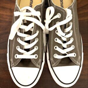 Converse Chuck Taylor All Star Low Top Sneakers Size 8 (used once)